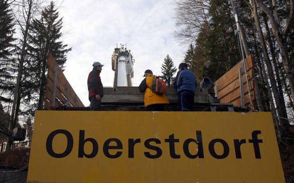 Śnieg w Oberstdorfie widać tylko na skoczni i na szczytach otaczających ją gór