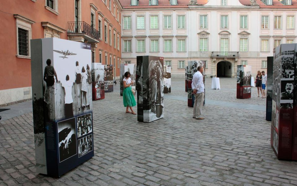 Wystawa "Zimna wojna. Krótka historia podzielonego świata" na dziedzińcu Zamku Królewskiego w Warsza