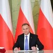 Andrzej Duda składa podpis