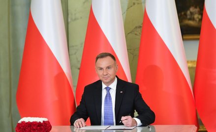 Andrzej Duda składa podpis