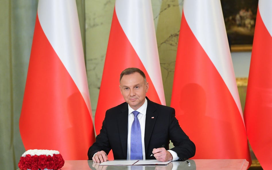 Andrzej Duda składa podpis