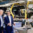 Mateusz Morawiecki i dyrektor generalny Opel Manufacturing Poland Andrzej Korpak w czasie wizyty sze