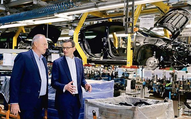 Mateusz Morawiecki i dyrektor generalny Opel Manufacturing Poland Andrzej Korpak w czasie wizyty sze