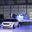 Białogrzywy Richard Branson wjechał na białym SUV-ie