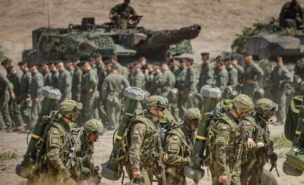 Maleje liczba Polaków, którzy opowiadają się za powszechnym poborem do armii. MON pracuje nad progra