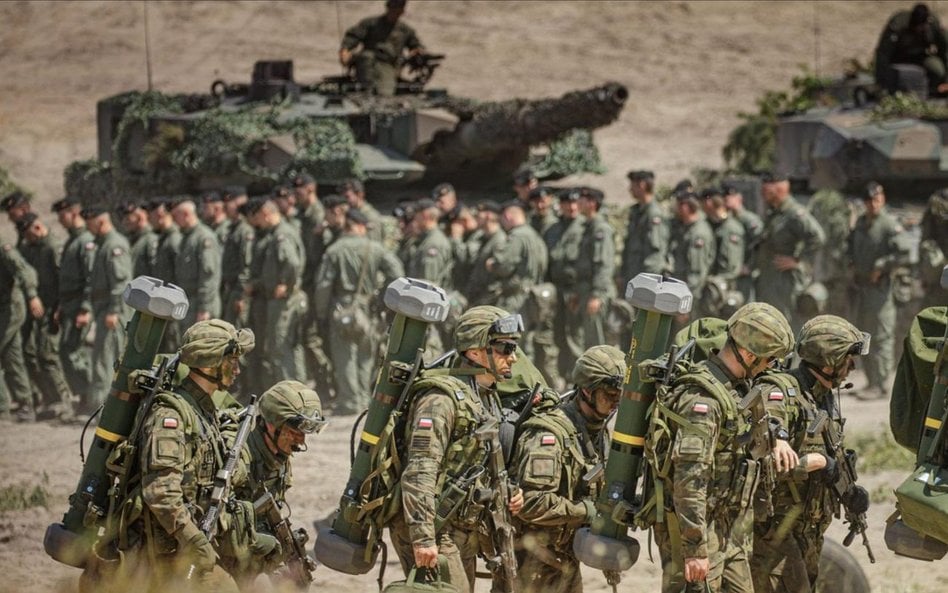 Maleje liczba Polaków, którzy opowiadają się za powszechnym poborem do armii. MON pracuje nad progra