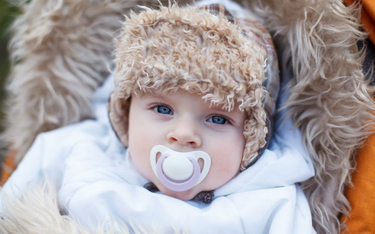Zimowe spacery służą dziecku, pod warunkiem że nie ma dużego mrozu i nie wieje silny wilgotny wiatr.