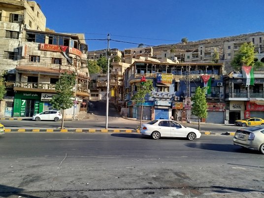 Współczesny Amman to typowa bliskowschodnia metropolia. Dominuje w niej chaotyczna architektura, ale