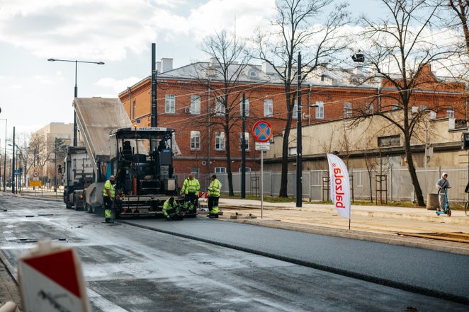 Prace koncentrowały się na ułożeniu ostatniej warstwy asfaltu na odcinku łączącym al. Niepodległości