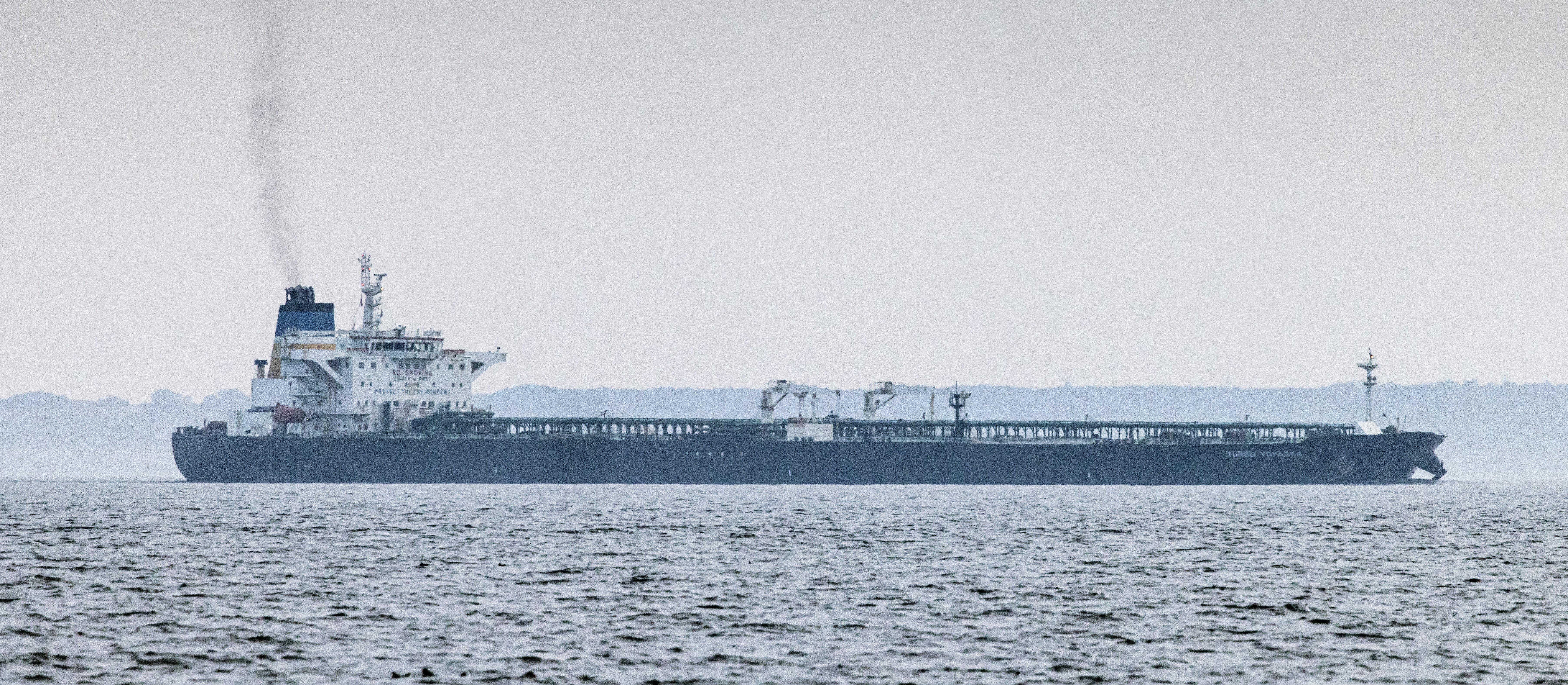 Flota cieni zarządzana z hotelu w Dubaju. Rosja testuje przeładunek LNG na morzu