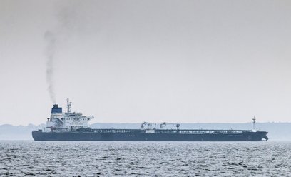 Plama ropy na Bałtyku. Szwecja zatrzymuje tankowiec floty cieni