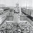 1920 r.: francuski żołnierz w pociągu pełnym koksu (w pobliżu Kolonii), wysyłanego do Francji w rama