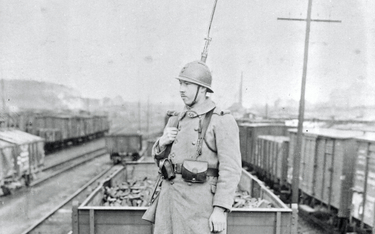 1920 r.: francuski żołnierz w pociągu pełnym koksu (w pobliżu Kolonii), wysyłanego do Francji w rama
