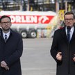 Premier Mateusz Morawiecki (P) oraz prezes PKN Orlen Daniel Obajtek (L)