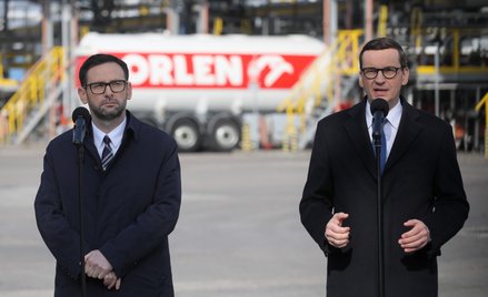 Premier Mateusz Morawiecki (P) oraz prezes PKN Orlen Daniel Obajtek (L)