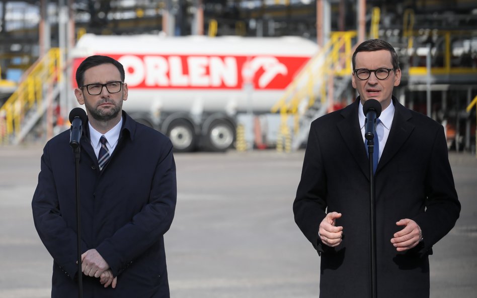 Premier Mateusz Morawiecki (P) oraz prezes PKN Orlen Daniel Obajtek (L)