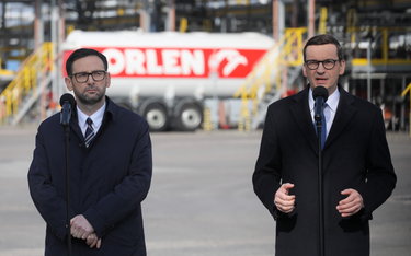 Premier Mateusz Morawiecki (P) oraz prezes PKN Orlen Daniel Obajtek (L)