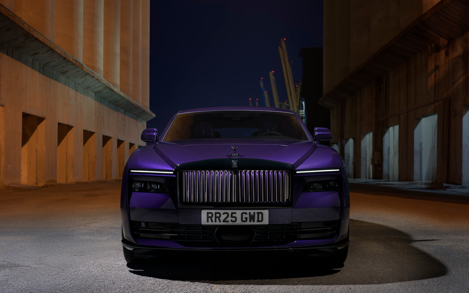 Rolls-Royce Black Badge Spectre z lakierem w kolorze Vapour Violet.