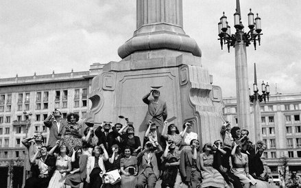 Warszawa 30 czerwca 1954, fot. Zdzisław Wdowiński. Całkowite zaćmienie Sł0ńca. Plac Konstytucji, war