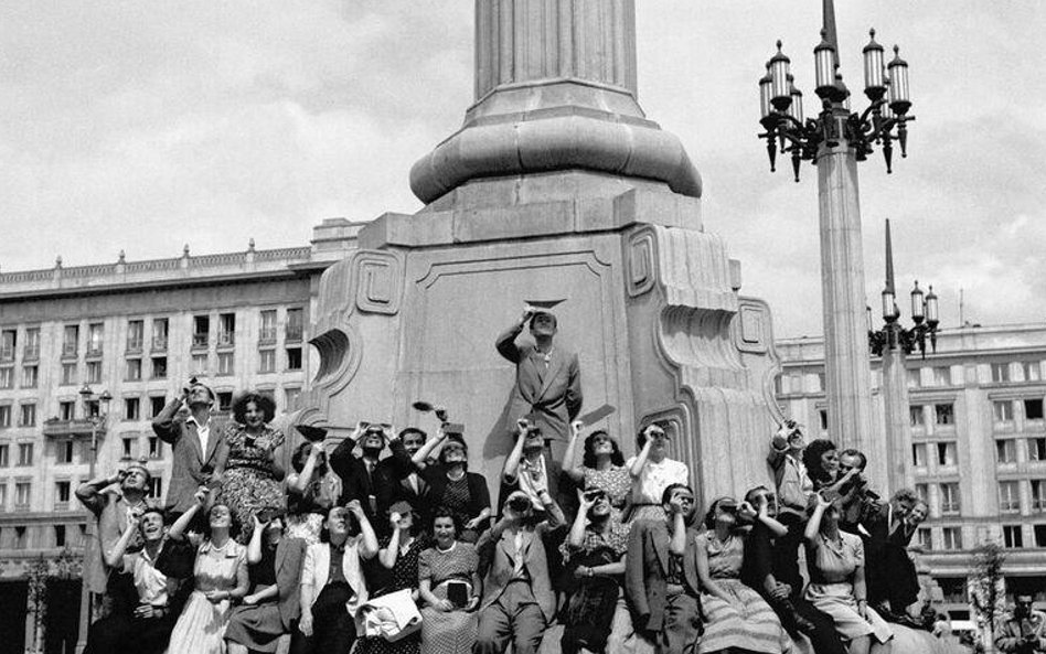 Warszawa 30 czerwca 1954, fot. Zdzisław Wdowiński. Całkowite zaćmienie Sł0ńca. Plac Konstytucji, war