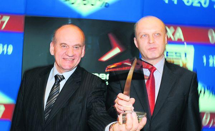 Zbigniew Borowski, prezes Invest-Remeksu (po lewej), i wiceprezes Tomasz Kowalik odbierają certyfika