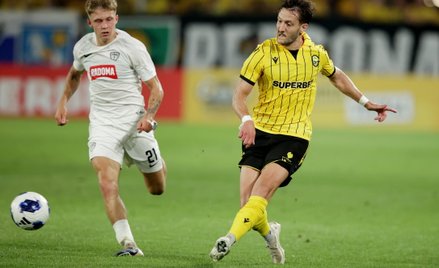 iłkarz GKS Katowice Borja Galan (P) i Timotej Hranica (L) z MSK Żilina podczas rewanżowego meczu 2. 