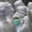 Pracownicy linii lotniczych na lotnisku w Manili po przywróceniu restrykcji związanych z epidemią