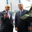 Prezydent RP Bronisław Komorowski (po prawej) otworzył XX Międzynarodowy Salon Przemysłu Obronnego w