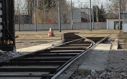 Tymczasowe torowisko obok starej myjni w żoliborskiej zajezdni