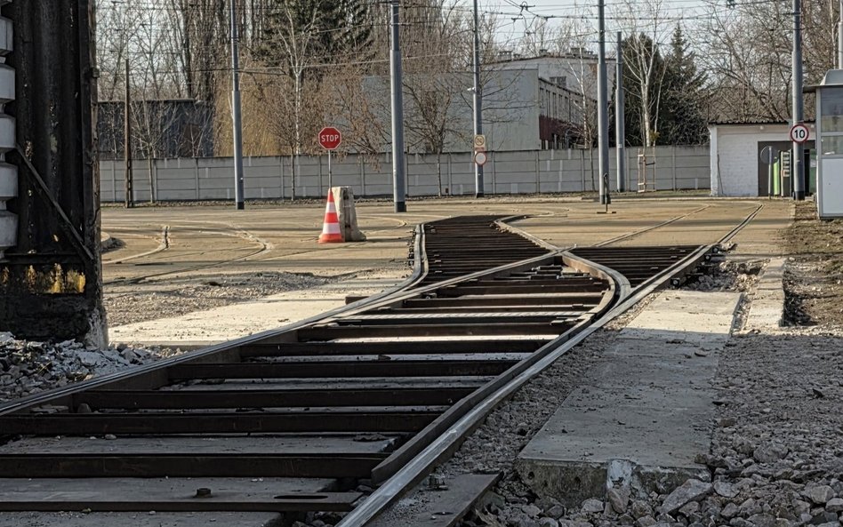 Tymczasowe torowisko obok starej myjni w żoliborskiej zajezdni