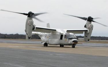 Pierwszy samolot transportowy pionowego startu i lądowania CMV-22B Osprey po przylocie do bazy w Pat