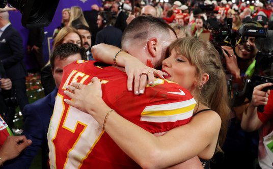 Taylor Swift gratuluje swojemu partnerowi Travisowi Kelce zwycięstwa jego drużyny Kansas City Chiefs