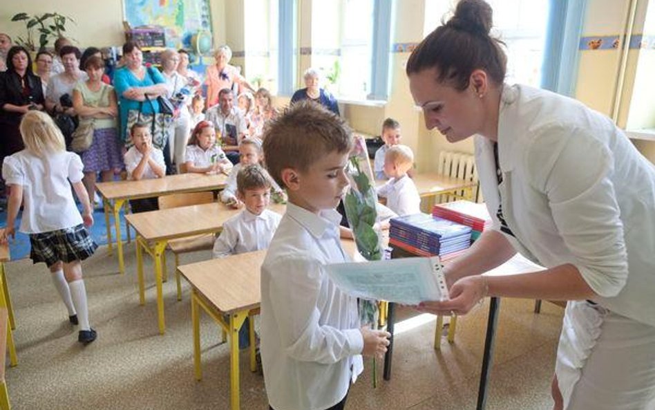 Nauczycielowi nie wolno przyjmować kosztownych prezentów na koniec roku szkolnego