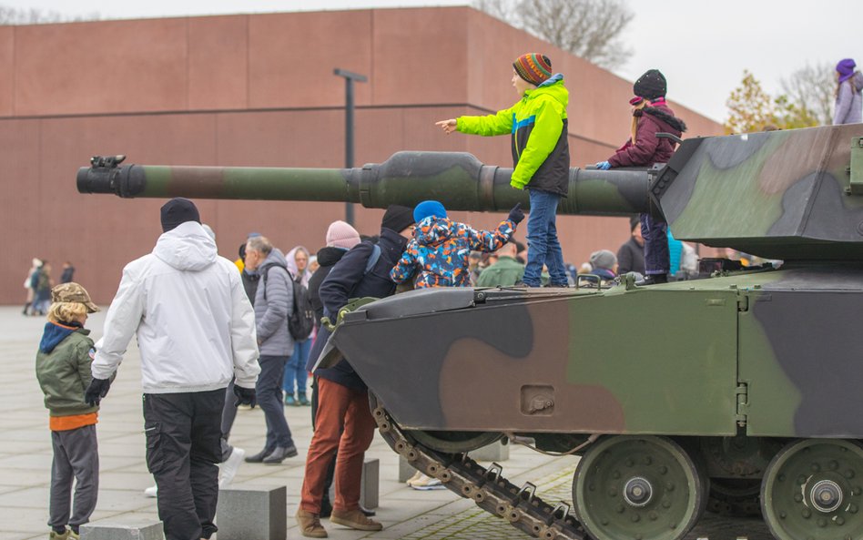 Na miejscu pojawią się współczesne pojazdy  bojowe z koreańskim czołgiem Black Panther