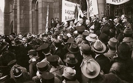 Mihály Károlyi proklamuje powstanie Węgierskiej Republiki Ludowej. Budapeszt, 16 listopada 1918 r. j