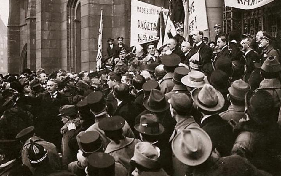 Mihály Károlyi proklamuje powstanie Węgierskiej Republiki Ludowej. Budapeszt, 16 listopada 1918 r. j