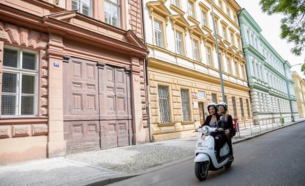 Polski start-up konkuruje ze Škodą na elektryki w Pradze