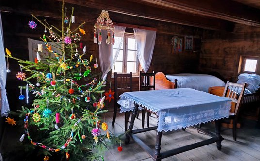 Muzeum Budownictwa Ludowego w Sanoku jest największym skansenem w Polsce (zajmuje ponad 38 hektarów)