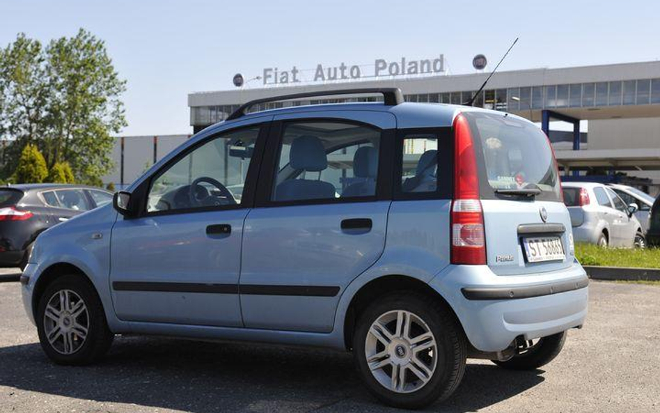 Fiat Panda przed fabryką w Tychach