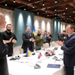 Prezydent Recep Erdogan (z lewej) wita obie delegacje: rosyjską z prawej i ukraińską z lewej strony 