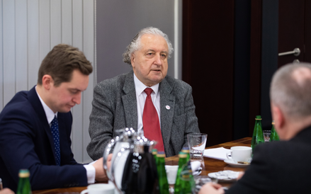 Od lewej: wiceminister sprawiedliwości Sebastian Kaleta, b. prezes TK Andrzej Rzepliński