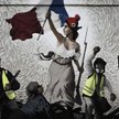Wolność wiodąca "żółte kamizelki" na barykady” - paryski mural artysty, podpisującego się "PBOY", in
