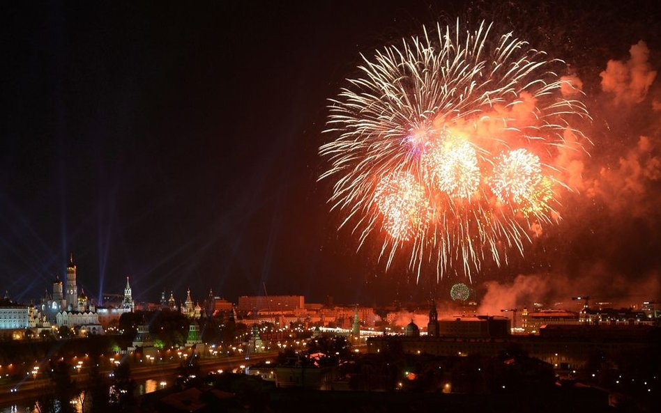 Uroczystości w Moskwie zakończyły się efektownym pokazem sztucznych ogni.