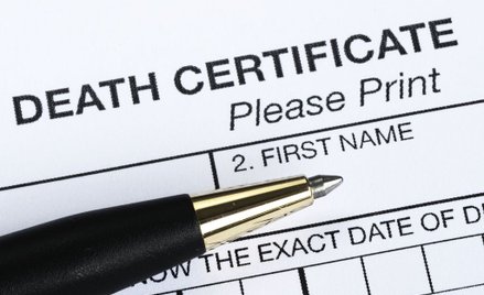 Chciał sfałszować swoją śmierć, żeby uniknąć więzienia. Wpadł przez literówkę w akcie zgonu