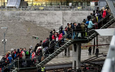 Tłum imigrantów z Bliskiego Wschodu na dworcu w Malmö