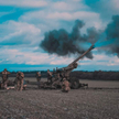 Ukraińscy żołnierze obsługujący 155 mm haubicę FH-70