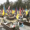 Przy każdym grobie na cmentarzu wojskowym, który wyrósł obok Łyczakowskiego, powiewają chorągwie: na