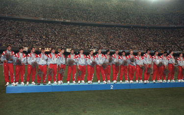 Barcelona 08.08.1992. Zawodnicy  reprezentacji Polski na stadionie Camp Nou podczas dekoracji zwycię