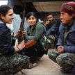 Midia Raqqa (z lewej), szefowa YPJ, omawia sytuację na froncie z weteranką i nowicjuszką. Fot. Frede