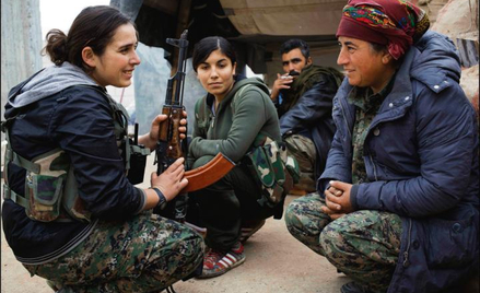 Midia Raqqa (z lewej), szefowa YPJ, omawia sytuację na froncie z weteranką i nowicjuszką. Fot. Frede